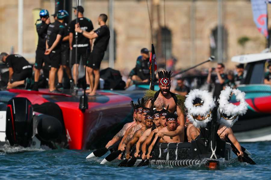 De Maori zwaaien het Nieuw-Zeelandse team uit