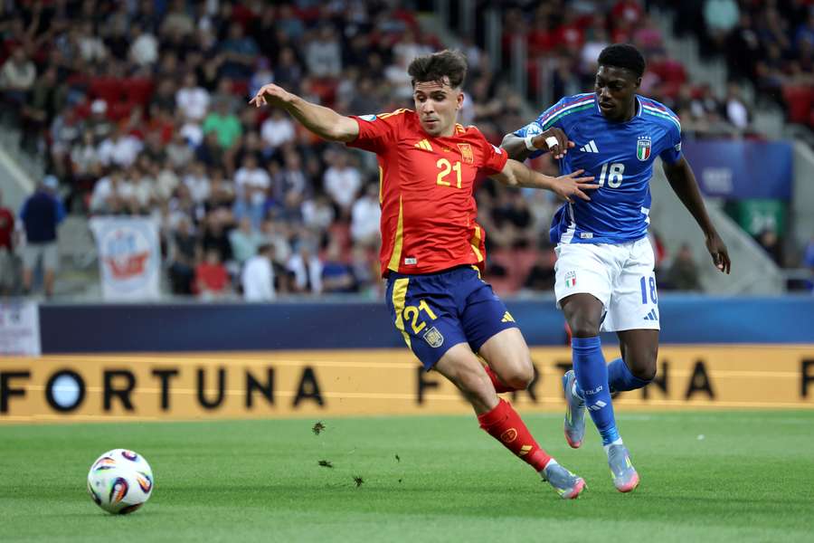 Pablo Marin of Spain and Issa Doumbia of Italy battle for the ball