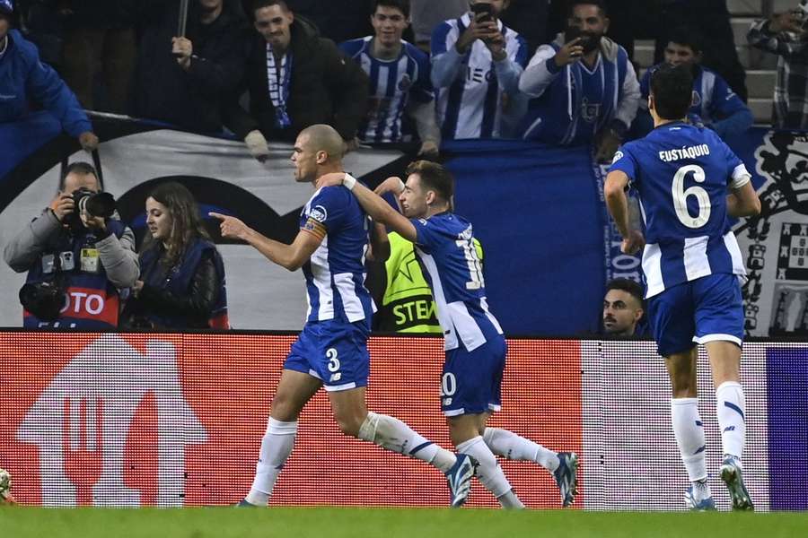 Pepe festeggia il suo gol con Francisco Conceição, che ha fornito l'assist