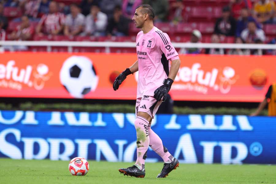 Nahuel Guzmán, con el balón en los pies
