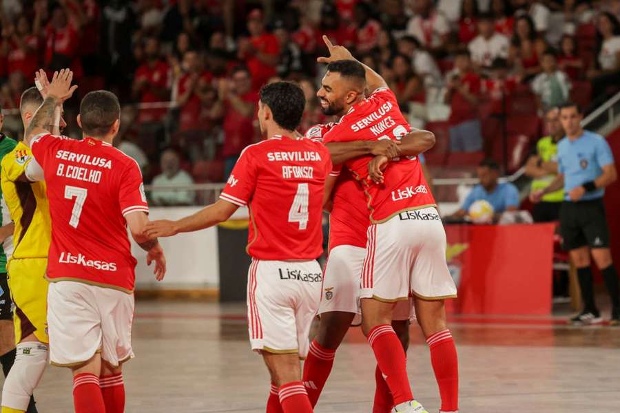 Benfica continua a perseguição aos líderes