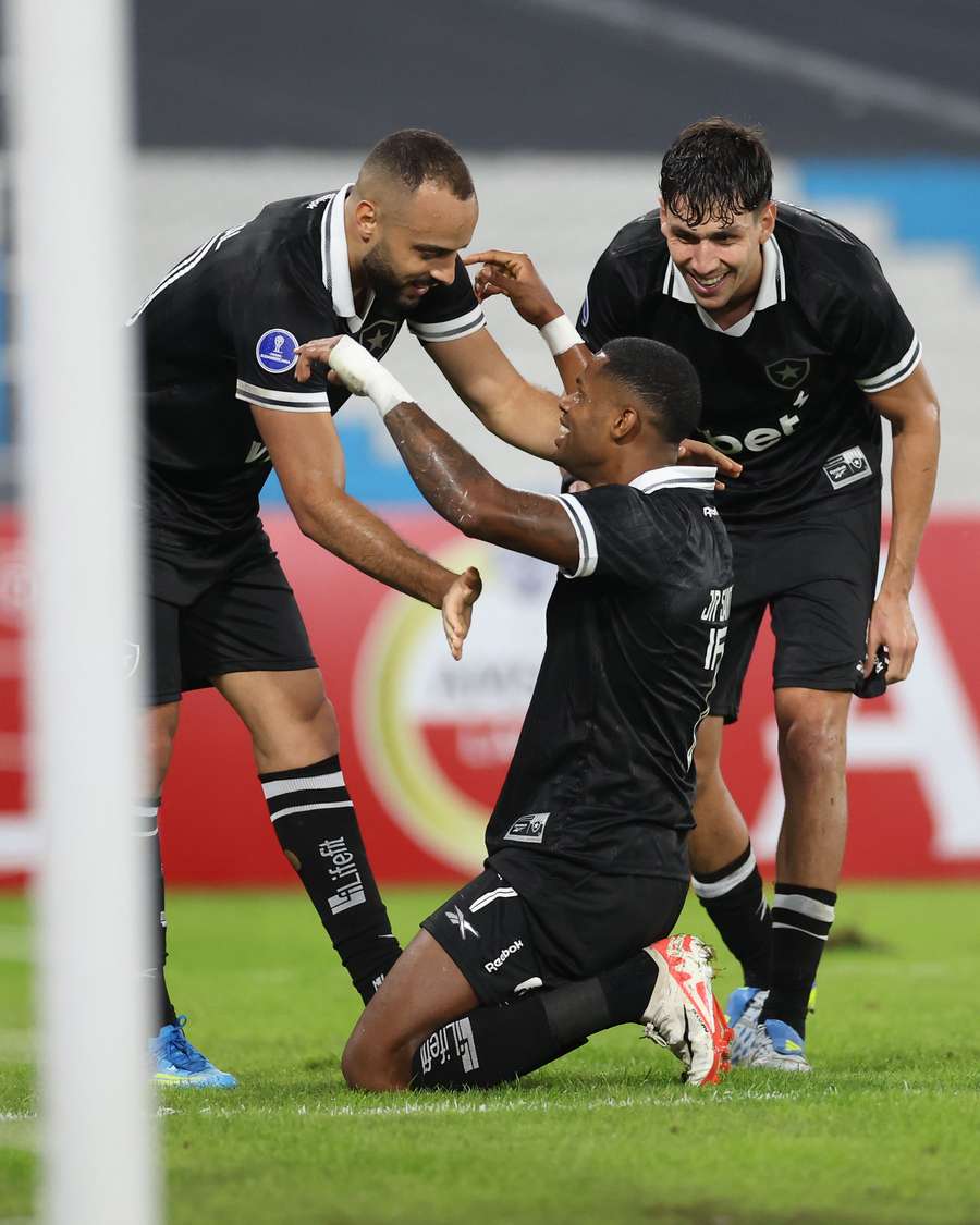 Arthur Cabral e Junior Santos marcaram em Racing 2x3 Botafogo