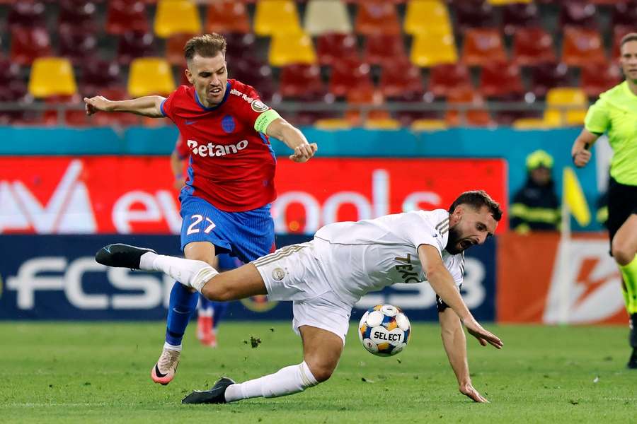 Darius Olar în meciul cu Aberdeen Darius Olar în meciul cu Aberdeen