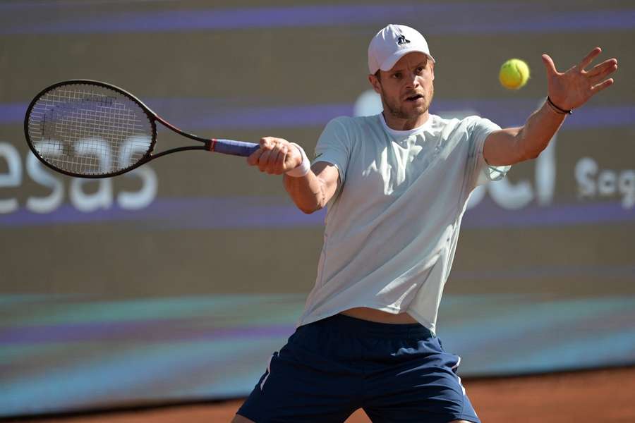 Hanfmann venceu em três sets apesar de problemas de estômago