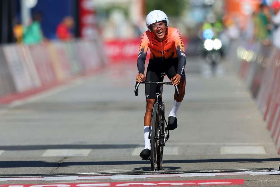 O ciclista porto-riquenho Abner González, da Efapel, à chegada à meta no final do prólogo