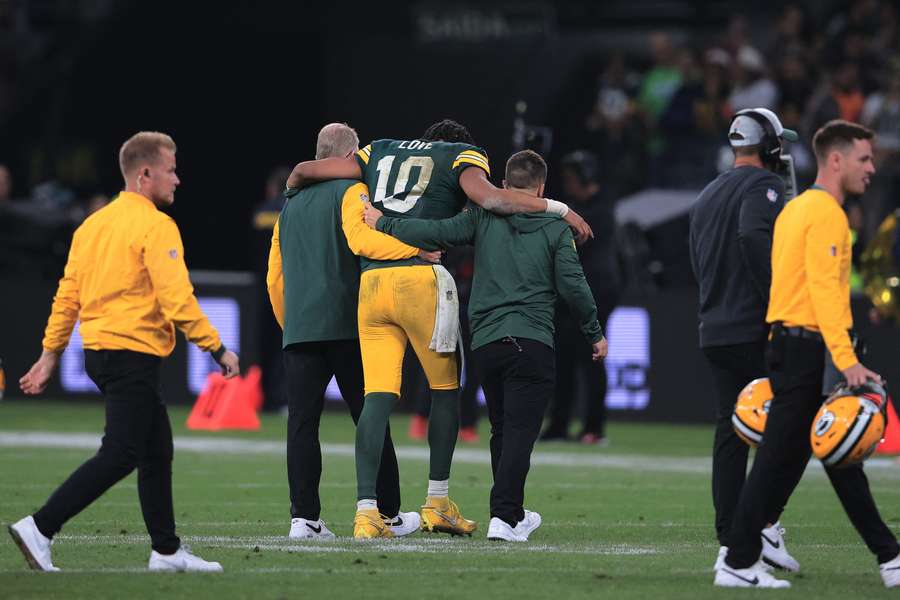 Jordan Love deixa campo carregado após lesão no primeiro jogo da NFL em solo brasileiro