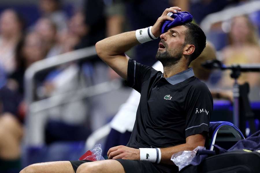 Novak Djokovič se zápasem protrápil. Novak Djokovič se zápasem protrápil.