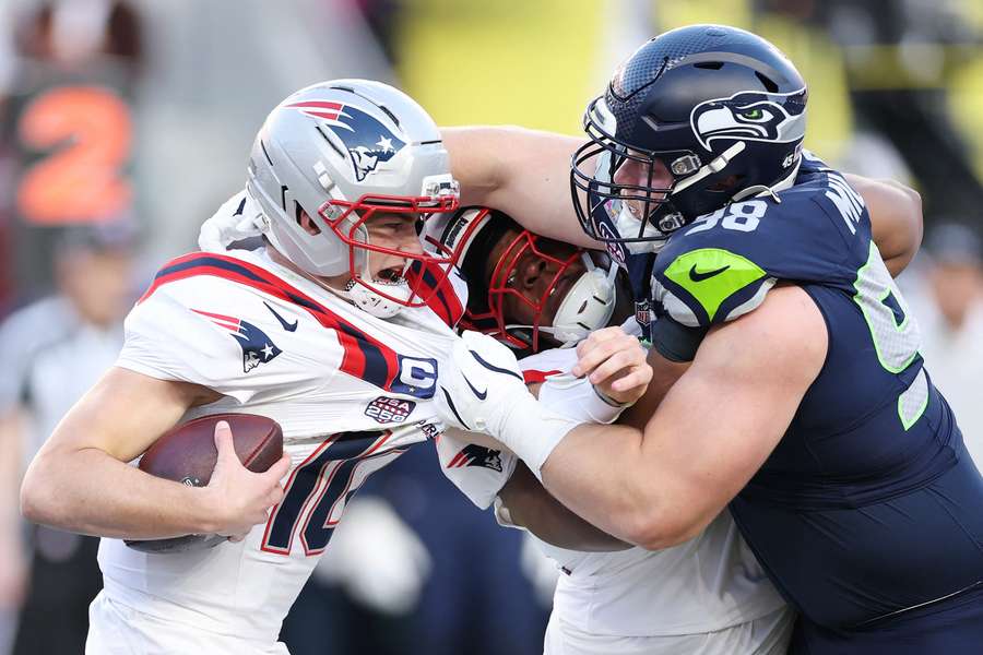 Defesa de Seattle não deu trégua para Drake Maye