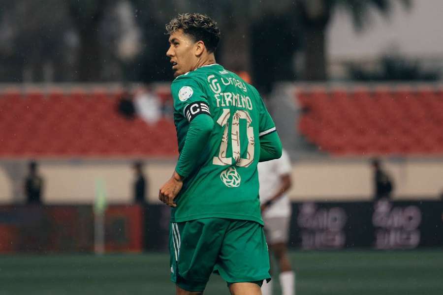 Firmino faz dois gols e dá uma assistência em triunfo do Al-Ahli pelo Campeonato Saudita