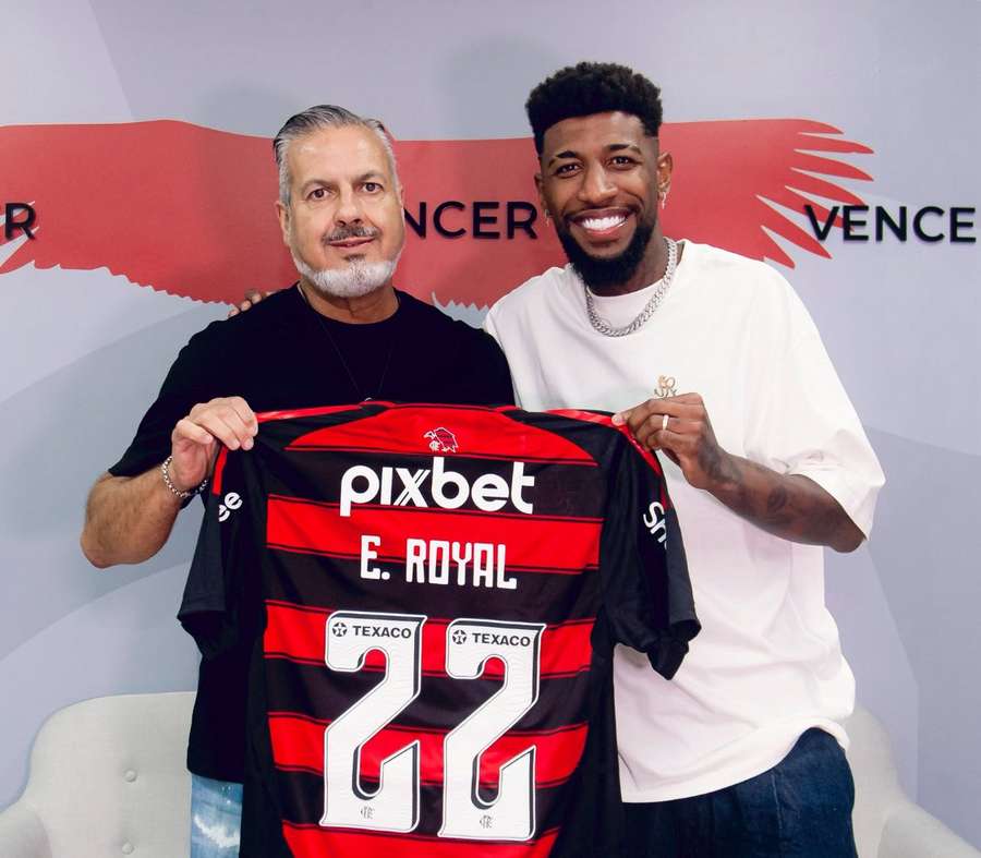 Emerson Royal recebe camisa do Flamengo das mãos de José Boto, diretor da equipe carioca Emerson Royal recebe camisa do Flamengo das mãos de José Boto, diretor da equipe carioca