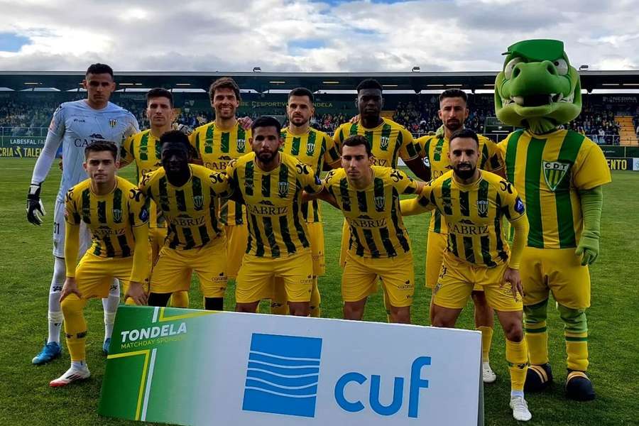 Tondela pode celebrar título e subida no domingo