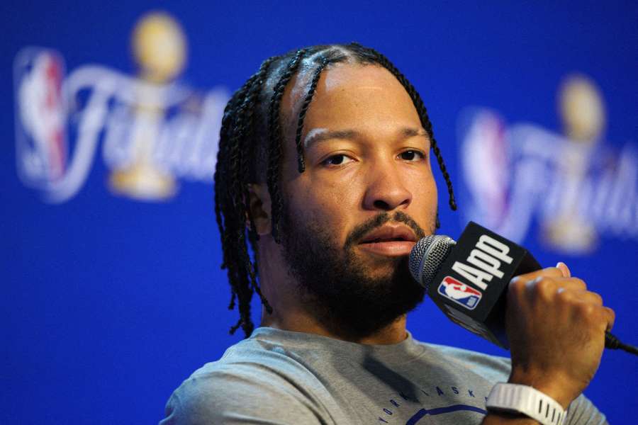 Jalen Brunson comparece ante los medios