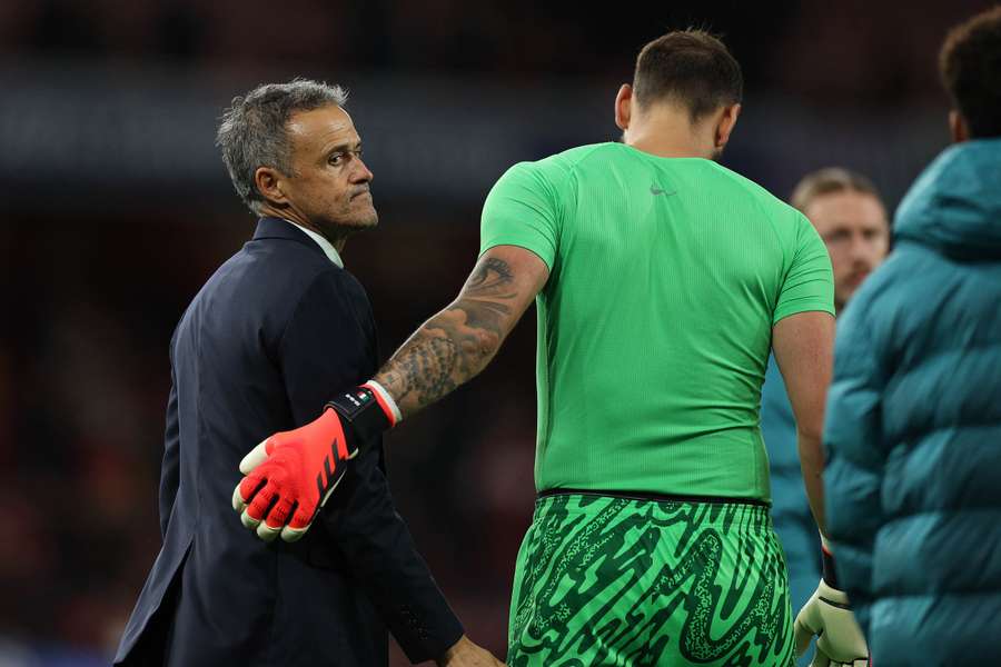 Luis Enrique com o goleiro Donnarumma