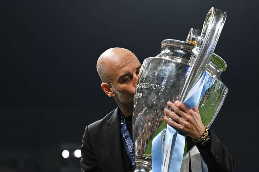 Guardiola beija o troféu de sua terceira Champions como treinador