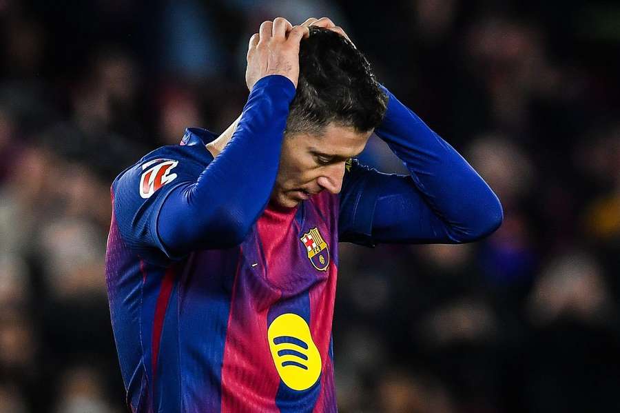 Lewandowski zmarnował karnego, ale pomógł Barcelonie wygrać w swojej ostatniej akcji