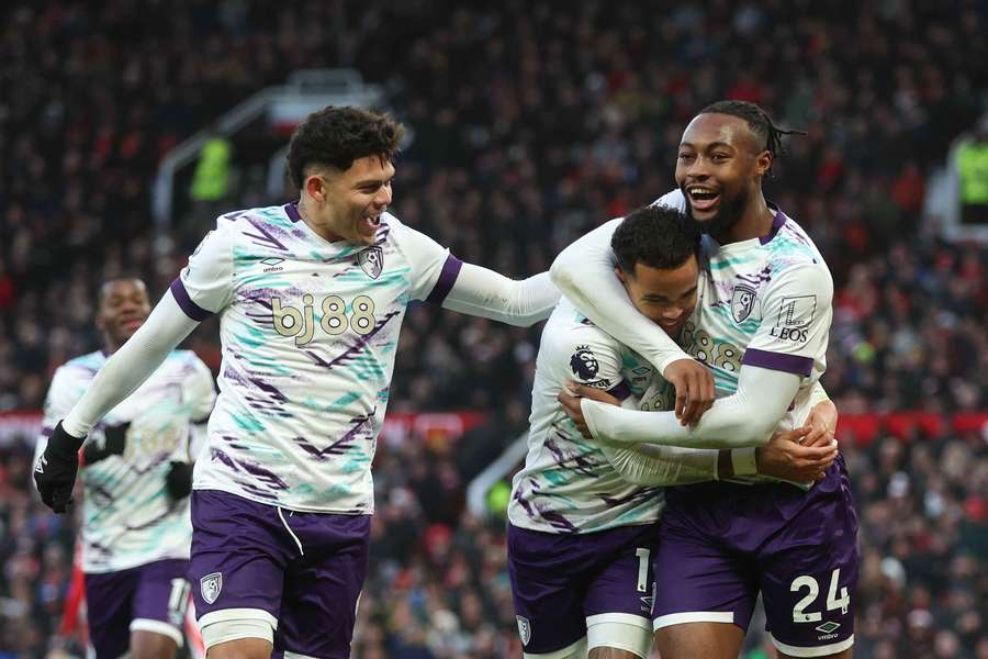 Evanilson na festa do Bournemouth em Old Trafford