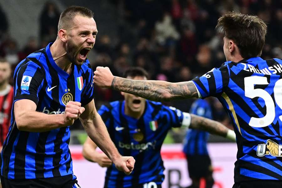 Stefan de Vrij celebrates with Nicola Zalewski after scoring a late equaliser against AC Milan
