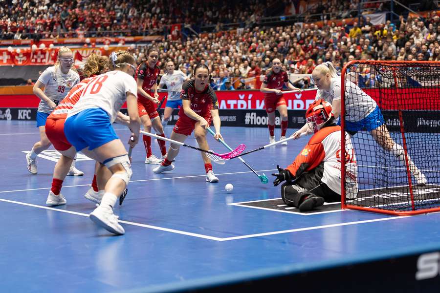 Češky ve finále MS marně dobývají švýcarskou branku. Češky ve finále MS marně dobývají švýcarskou branku.