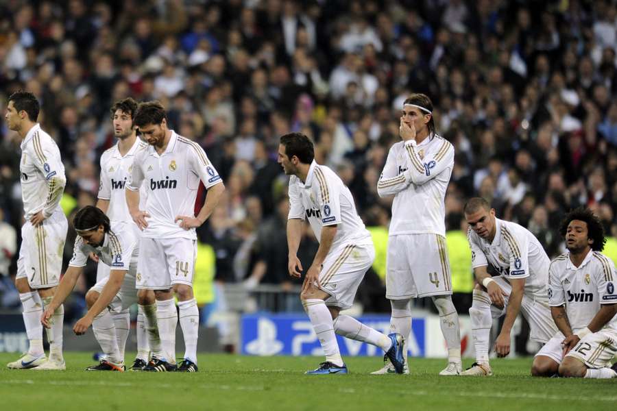 I giocatori del Madrid dopo la sconfitta contro il Bayern nella semifinale del 2012 al Bernabeu.
