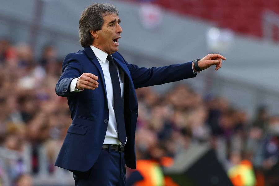 Almada da órdenes a los suyos