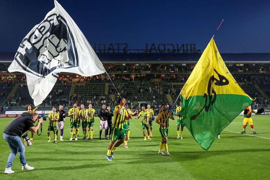 ADO Den Haag-spelers na het bereiken van de halve finales van de play-offs