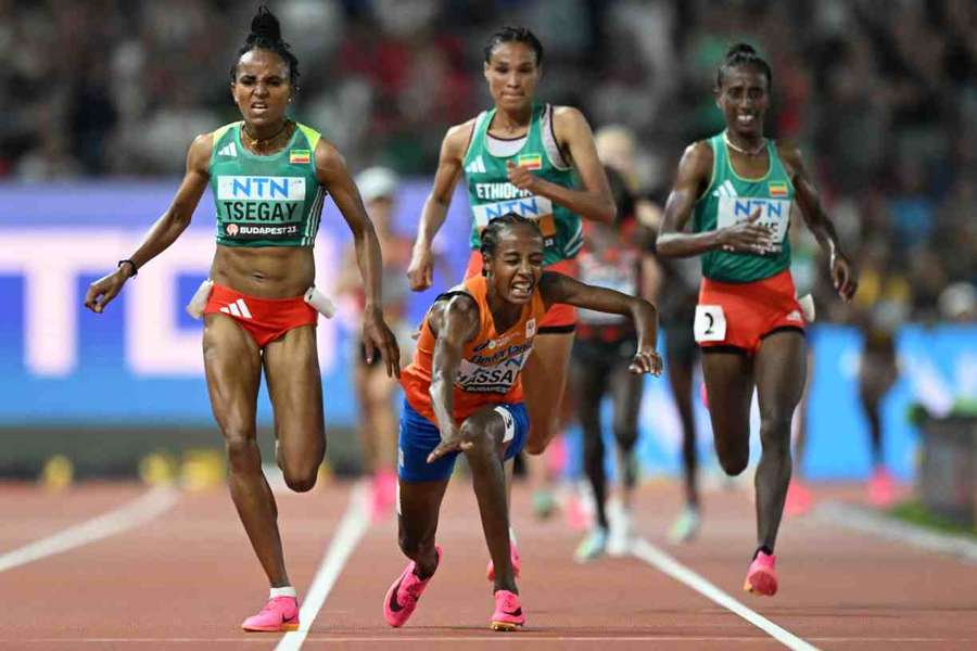 Sifan Hassan loses her balance and crashes out of the 10,000m final
