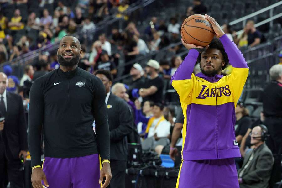 LeBron James (L) en Bronny James spelen samen bij de Lakers