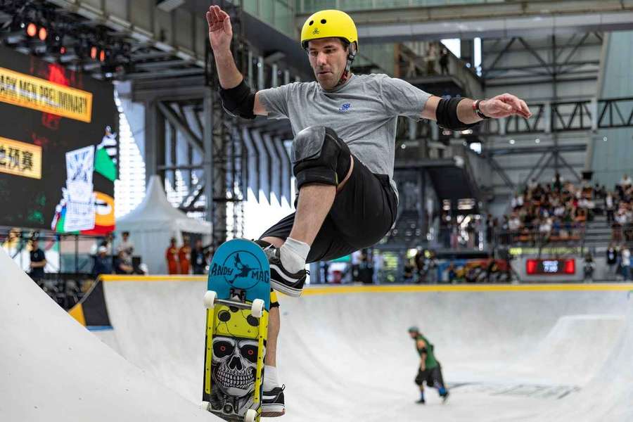 Tesne pred dovŕšením 51. narodenín si debut na olympiáde užije britský skejtbordista Andrew MacDonald.