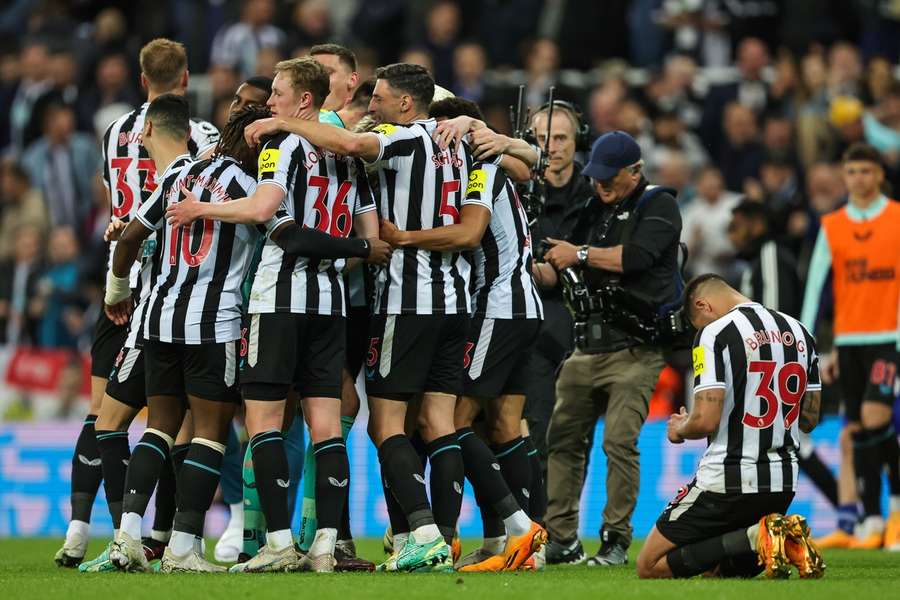 Radosť hráčov Newcastle po remíze s Leicesterom, vďaka ktorej si zabezpečili Ligu majstrov.