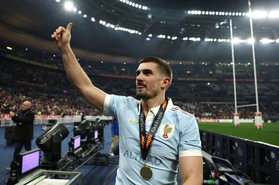 Thomas Ramos effectuant son tour d'honneur après la victoire de la France au Tournoi des Six Nations.