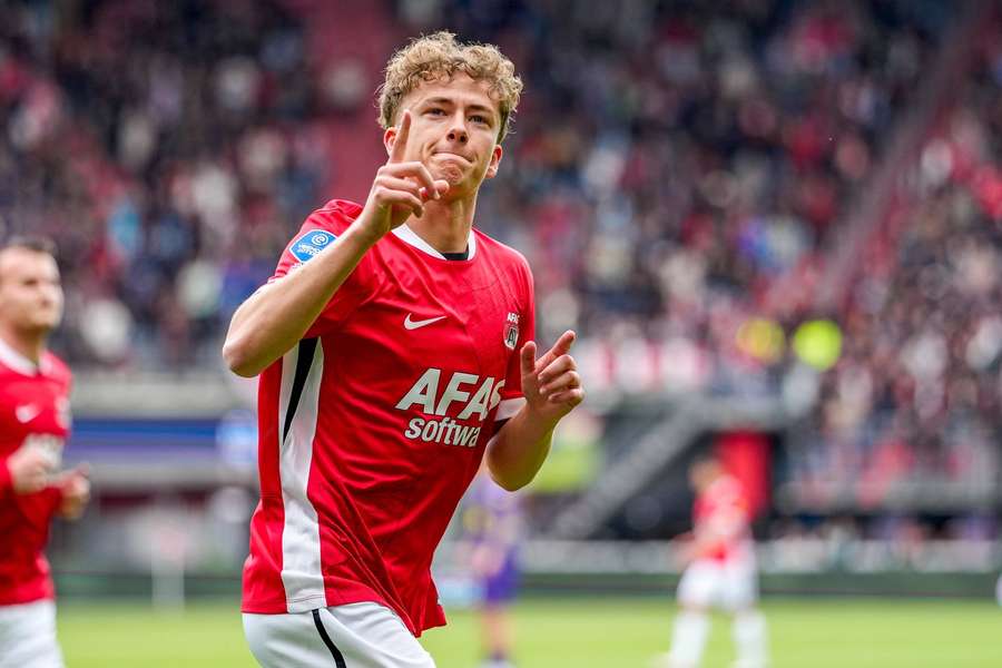 AZ's Sven Mijnans is set to move to PSV AZ's Sven Mijnans is set to move to PSV