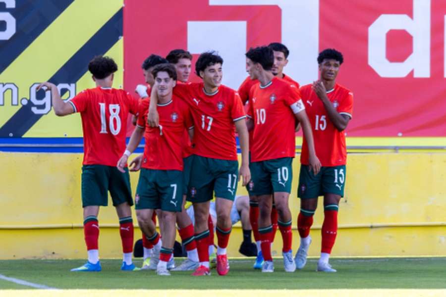Jovens portugueses celebram conquista Jovens portugueses celebram conquista