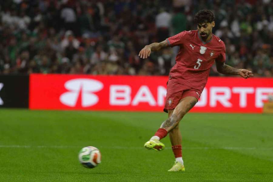 Samu Costa, médio da seleção nacional