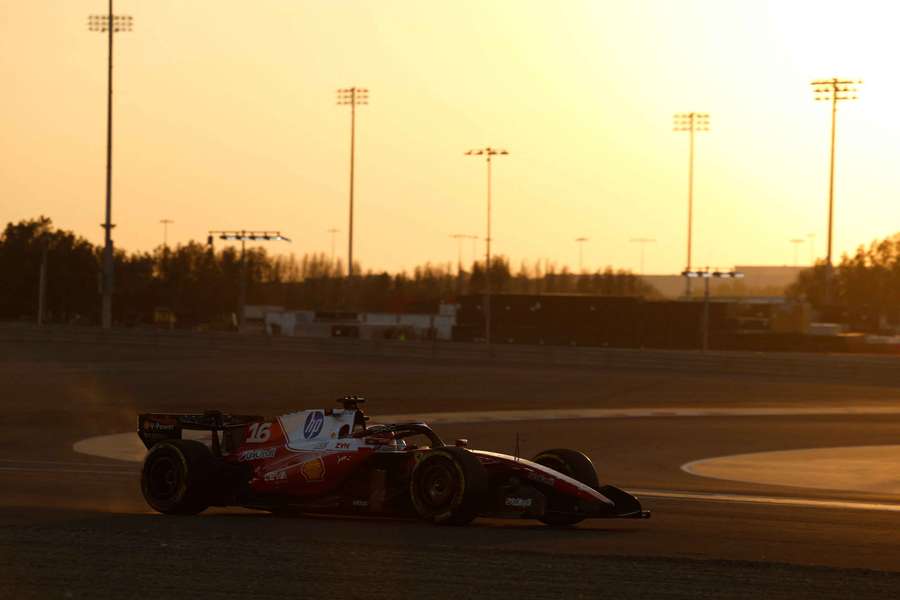 Ferrari prowadzona przez Leclerca podczas testów w Bahrajnie
