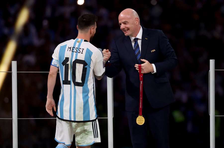 Gianni Infantino und Lionel Messi bei der WM 2022 in Katar Gianni Infantino und Lionel Messi bei der WM 2022 in Katar