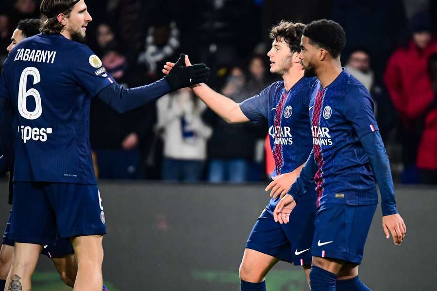 João Neves é celebrado pelos companheiros após gol contra o Le Havre