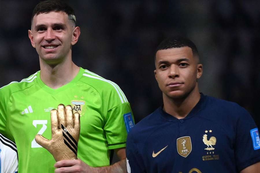 Emiliano Martínez no centro das críticas devido às "brincadeiras" com Mbappé