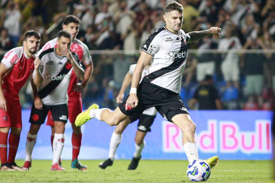 De pênalti, Vegetti marcou o primeiro gol da vitória do Vasco 