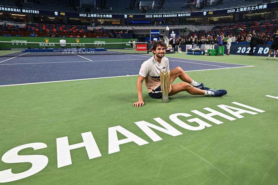 Valentin Vacherot et son trophée à Shanghai.