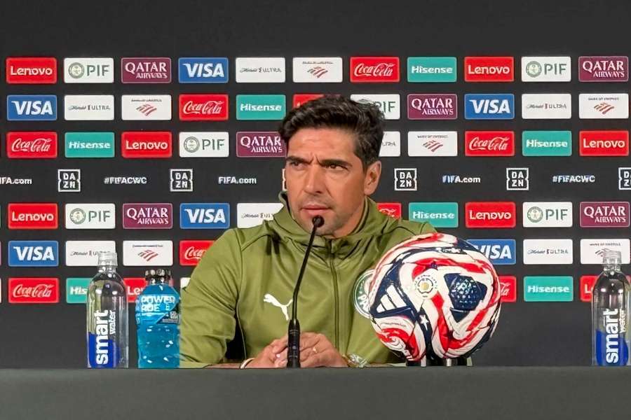 Abel Ferreira habla en rueda de prensa.