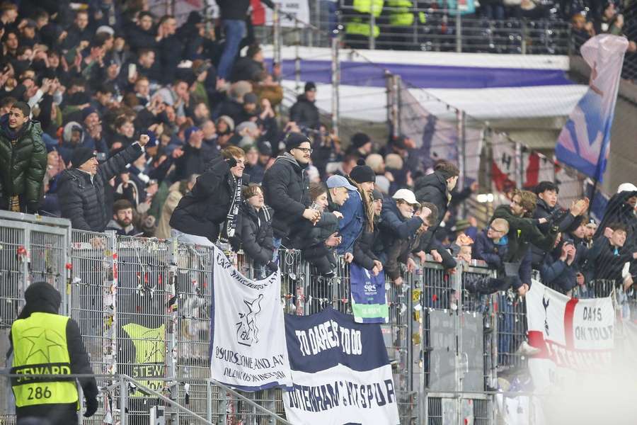 Drei Fans der Spurs hatten den Hitlergruß in Richtung des Frankfurter Blocks gezeigt Drei Fans der Spurs hatten den Hitlergruß in Richtung des Frankfurter Blocks gezeigt