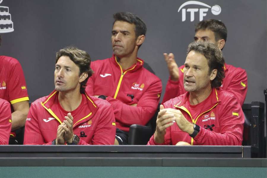 Ferrero (entrenador de Alcaraz) y Moyá sentados al lado