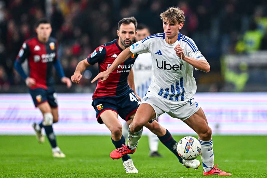 Milan Badelj of Genoa and Nicolas Paz of Como vie for the ball