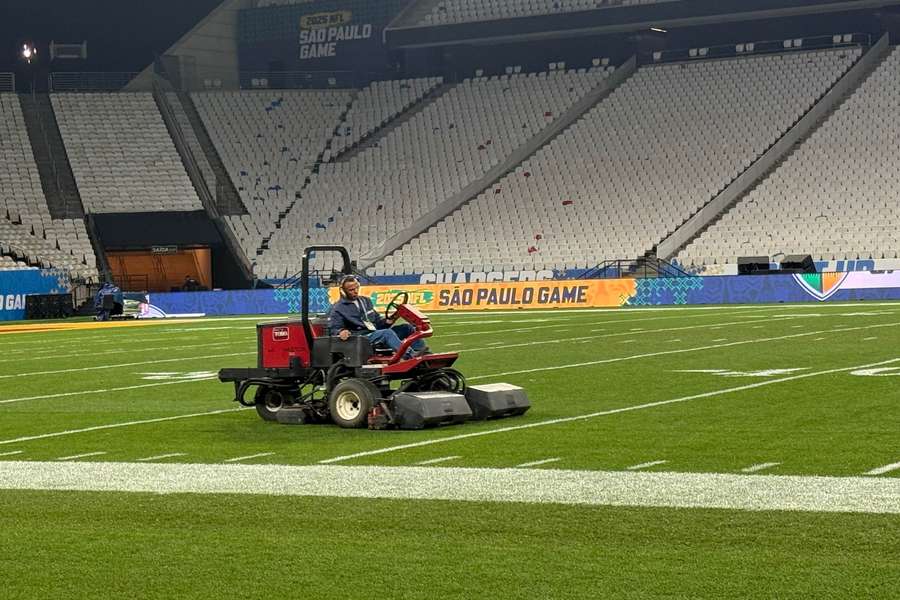 Corinthians inicia transição no gramado da Neo Química após "Nota 10" em volta da NFL