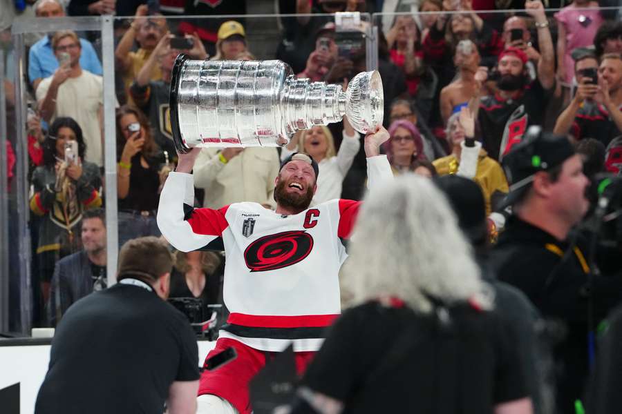 Staal zvedá nad hlavu Stanley Cup. Staal zvedá nad hlavu Stanley Cup.