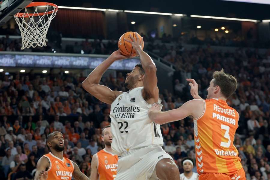 Edy Tavares intenta lanzar a canasta ante el Valencia Basket
