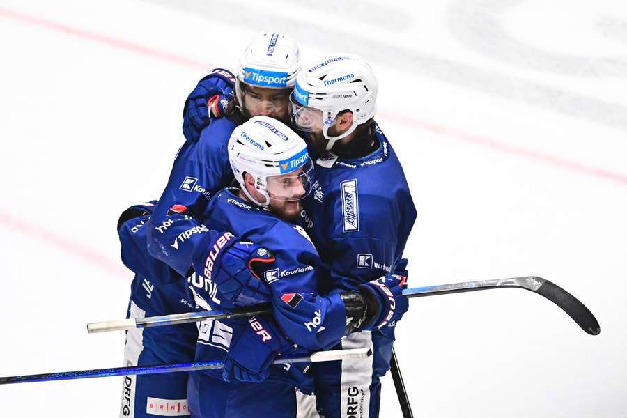Hráči Komety Brno slaví gól v zápase s Pardubicemi.