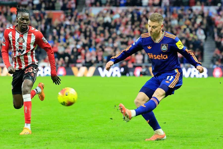 Scotland coach Clarke confirms talks planned with Newcastle winger Barnes Scotland coach Clarke confirms talks planned with Newcastle winger Barnes