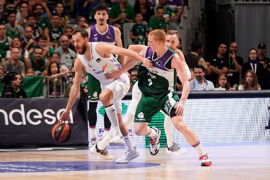 El Real Madrid resiste al Carpena (71-76) y prolonga el pleno de victorias