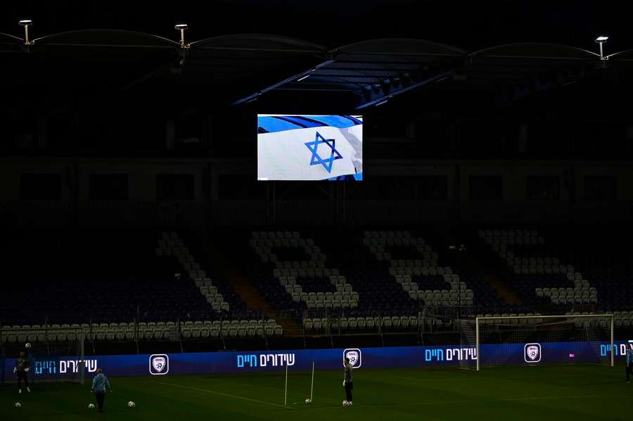 Selekcjoner Izraela skupia się na piłce nożnej, a nie na braku kibiców na Węgrzech